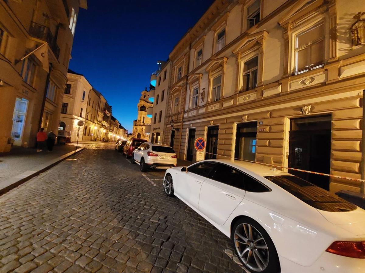 Prostorny Byt V Centru 3 Kk 80 M2 Hradec Králové Kültér fotó