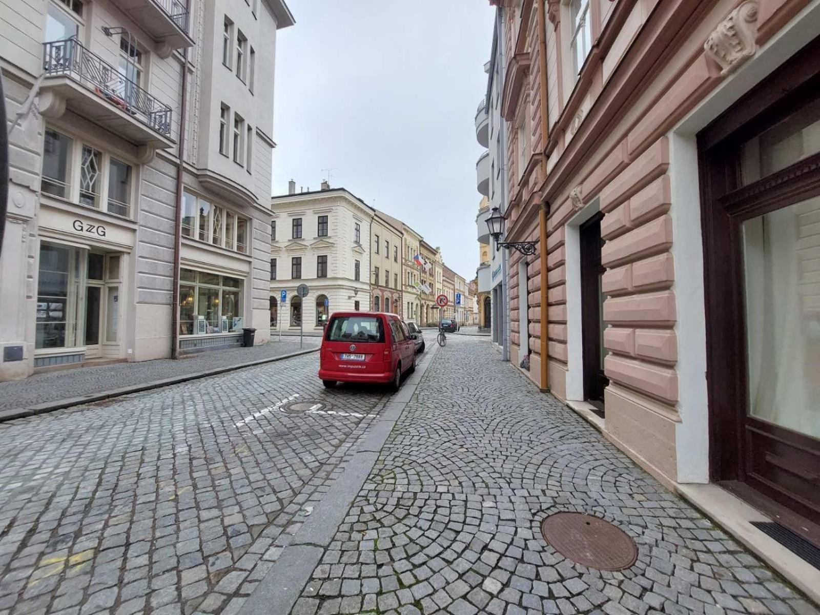 Prostorny Byt V Centru 3 Kk 80 M2 Hradec Králové Kültér fotó