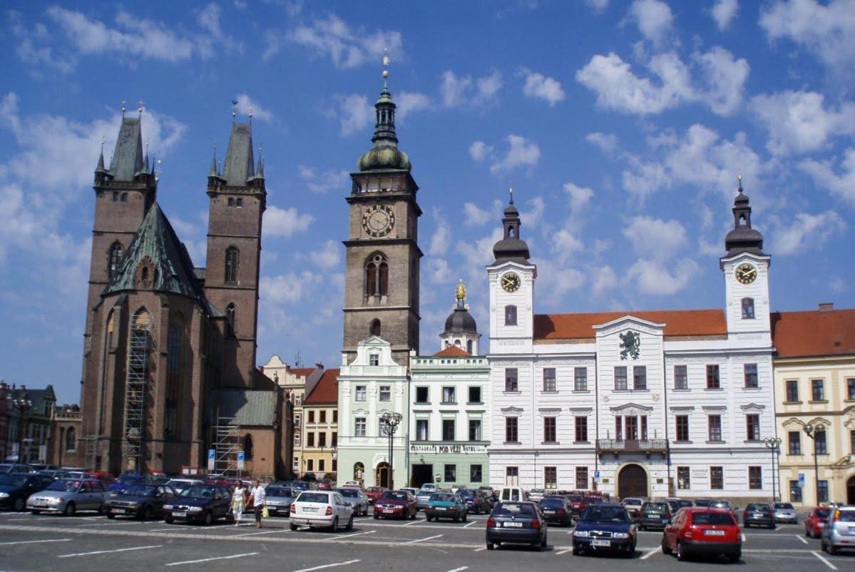 Prostorny Byt V Centru 3 Kk 80 M2 Hradec Králové Kültér fotó